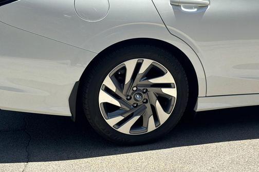Crystal White Pearl 2024 Subaru Legacy Limited