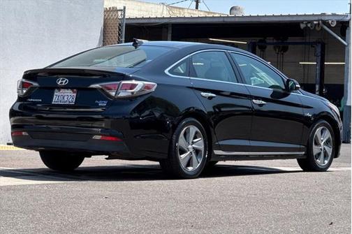 2017 Hyundai SONATA Hybrid Limited