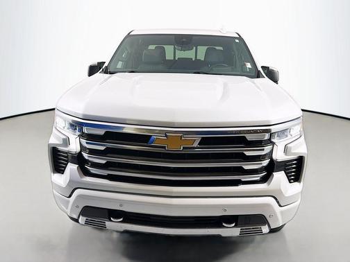 Iridescent Pearl Tricoat 2023 Chevrolet Silverado 1500 High Country