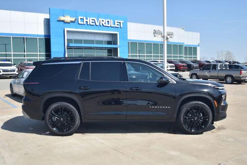 Mosaic Black Metallic 2026 Chevrolet Traverse LT