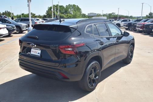 Mosaic Black Metallic 2026 Chevrolet Trax LT