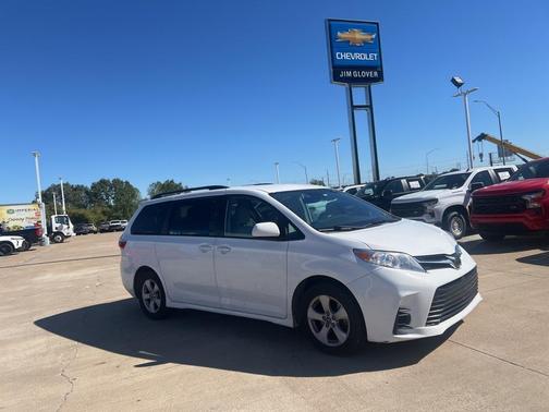2019 Toyota Sienna LE