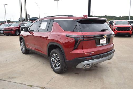 Radiant Red Tintcoat 2026 Chevrolet Traverse LT