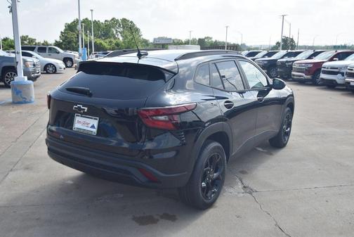 Mosaic Black Metallic 2026 Chevrolet Trax LT