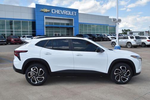 Summit White 2026 Chevrolet Trax FWD 2RS