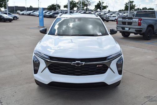 Summit White 2026 Chevrolet Trax FWD 2RS