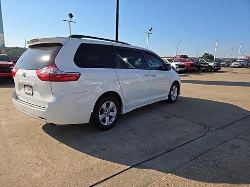 2018 Toyota Sienna LE