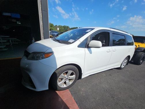 2018 Toyota Sienna LE