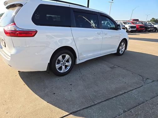 2018 Toyota Sienna LE