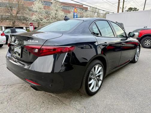Vulcano Black Metallic 2022 Alfa Romeo Giulia Ti