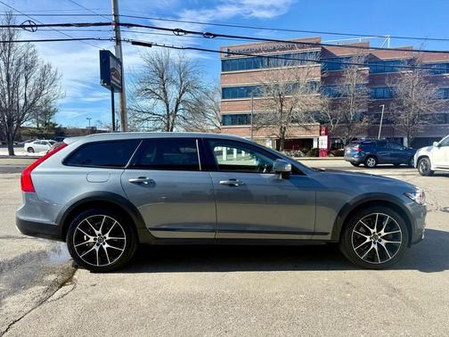 2020 Volvo V90 Cross Country T6
