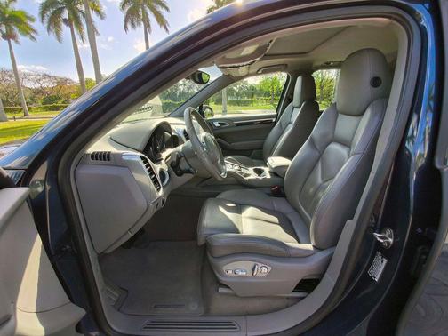 Blue Mettalic 2014 Porsche Cayenne Cayenne