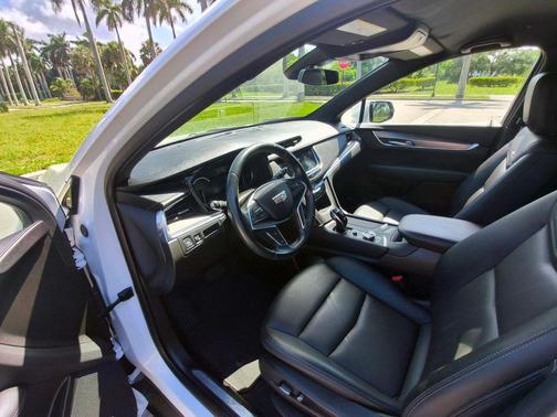 Crystal White Tricoat 2023 Cadillac XT5 Sport