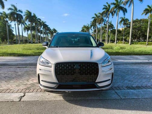 Ceramic Pearl Metallic Tinted Clearcoat 2023 Lincoln Corsair Reserve