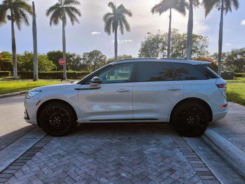 Ceramic Pearl Metallic Tinted Clearcoat 2023 Lincoln Corsair Reserve