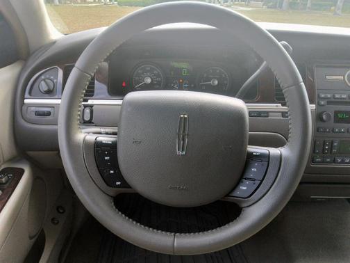 2006 Lincoln Town Car Signature