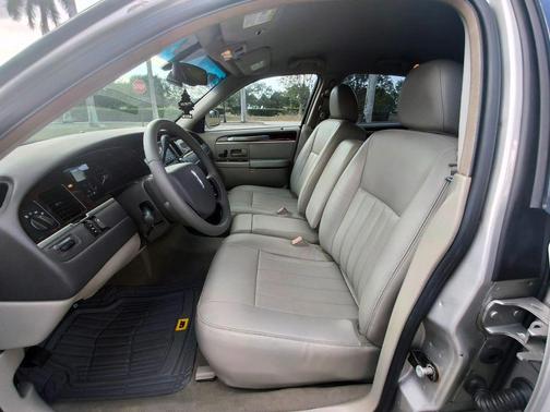 2006 Lincoln Town Car Signature