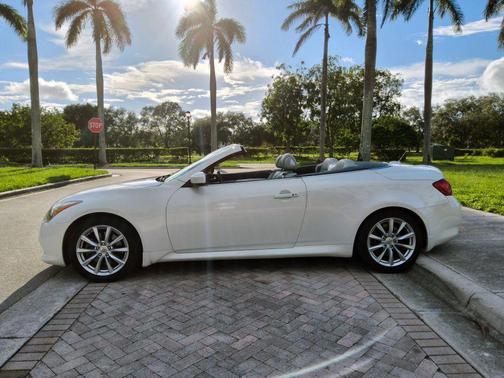 2014 INFINITI Q60 Base