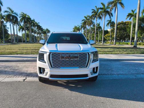White 2022 GMC Yukon XL Denali