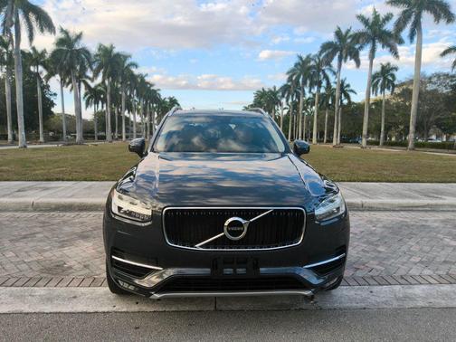 2016 Volvo XC90 T6 Momentum