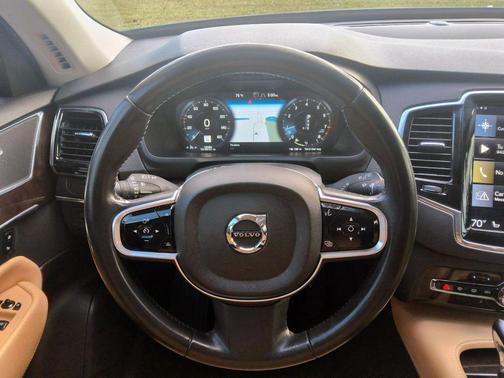 2016 Volvo XC90 T6 Momentum