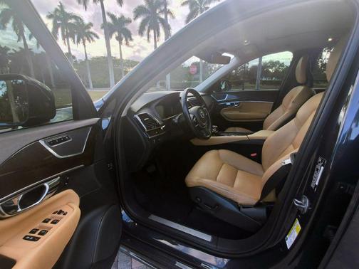 2016 Volvo XC90 T6 Momentum