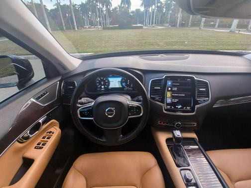 2016 Volvo XC90 T6 Momentum