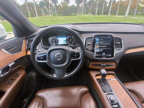 White 2018 Volvo XC90 T6 Inscription
