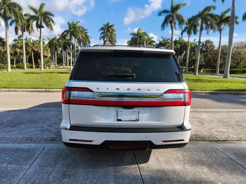 White Platinum Metallic Tri-Coat 2018 Lincoln Navigator L Black Label