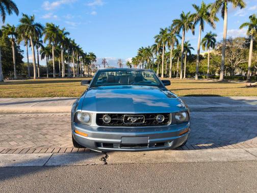 2007 Ford Mustang Deluxe