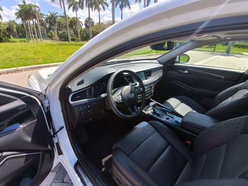 Snow White Pearl 2019 Kia Cadenza Limited