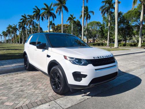 White 2019 Land Rover Discovery Sport SE