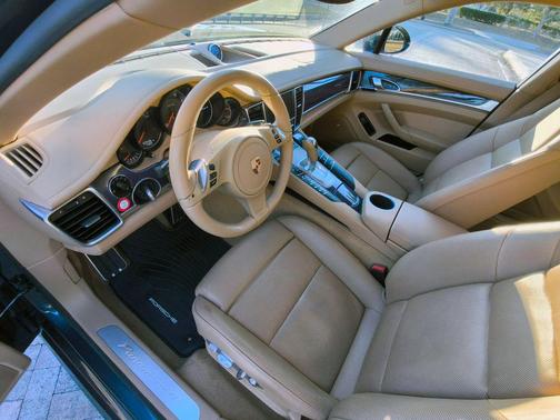 2014 Porsche Panamera 4