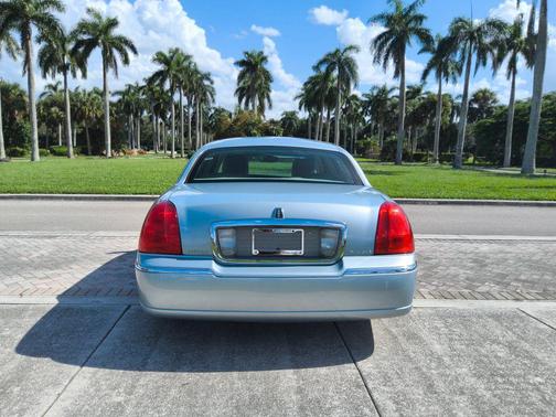 2011 Lincoln Town Car Signature