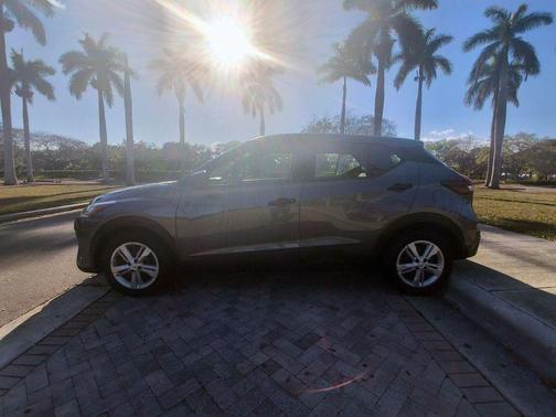 Gun Metallic 2023 Nissan Kicks S