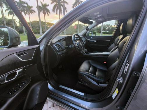 2020 Volvo XC90 T5 Momentum