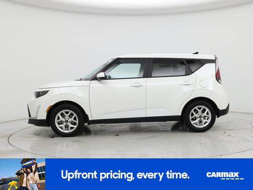 White 2024 Kia Soul LX