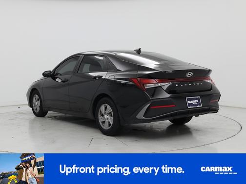 Black 2024 Hyundai ELANTRA SE