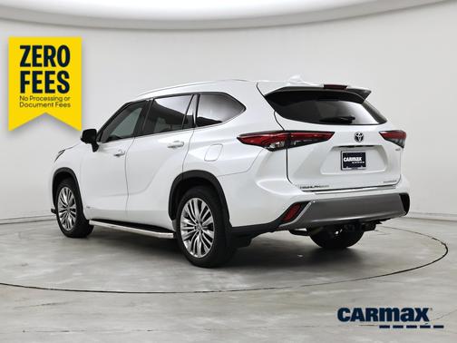 White 2023 Toyota Highlander Hybrid Platinum