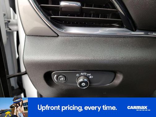 White 2023 Chevrolet Traverse LT Cloth