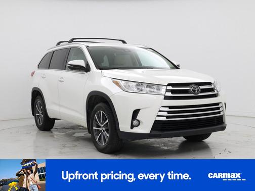 White 2017 Toyota Highlander SE