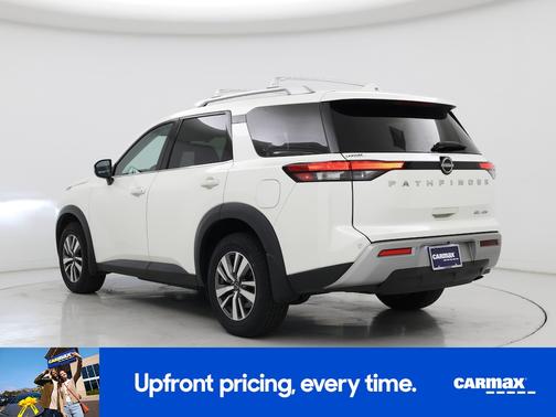 White 2022 Nissan Pathfinder SL