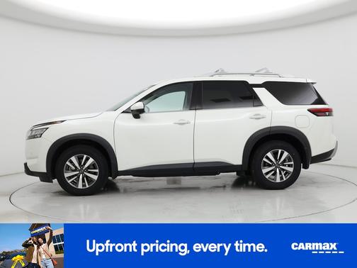 White 2022 Nissan Pathfinder SL