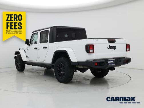 White 2022 Jeep Gladiator Altitude