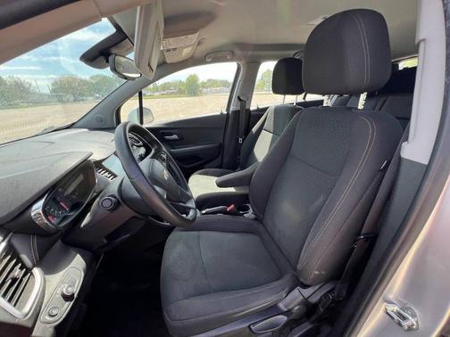 Silver Ice Metallic 2017 Chevrolet Trax LS