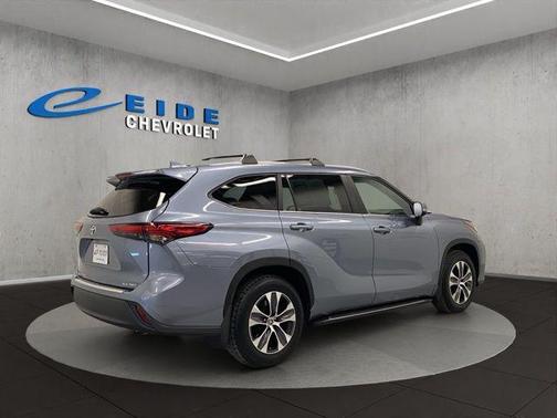 Moon Dust 2023 Toyota Highlander XLE