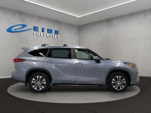 Moon Dust 2023 Toyota Highlander XLE