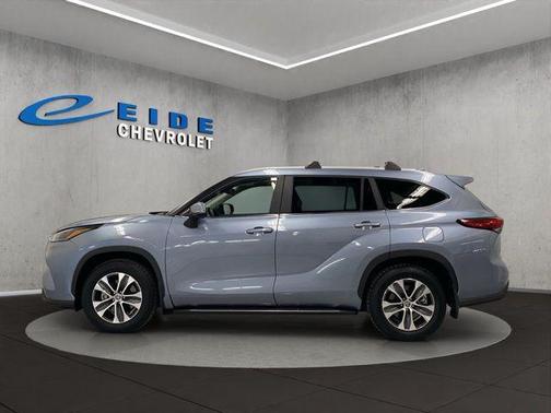 Moon Dust 2023 Toyota Highlander XLE