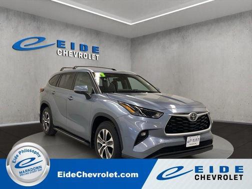 Moon Dust 2023 Toyota Highlander XLE