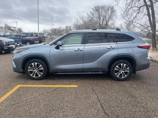 Moon Dust 2023 Toyota Highlander XLE